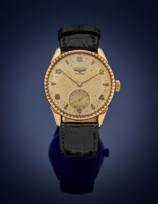 une montre-bracelet en or 18 carats avec des chiffres romains et un bracelet en cuir noir