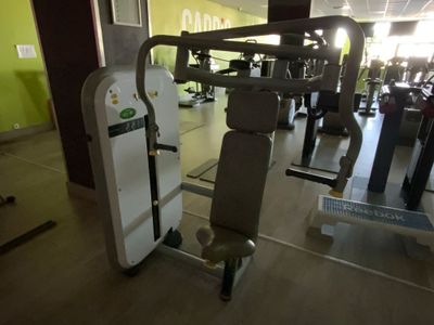 une salle de sport avec des machines et d'autres équipements