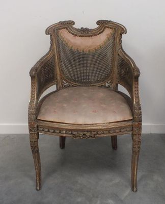 une chaise ancienne avec une assise rembourrée beige et une assise rembourrée beige