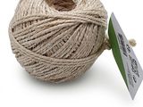 la pelote de ficelle de jute repose sur une surface blanche