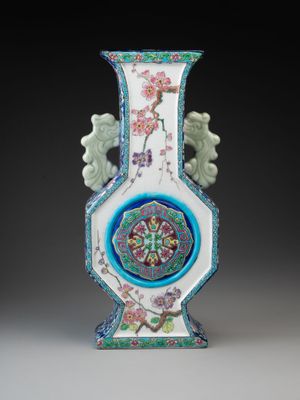 une image représentant un vase orné d'un motif floral