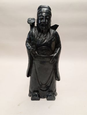 une image représentant une statue d'un homme tenant un oiseau dans la main