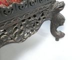 un repose-pieds surmonté d'un coussin