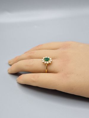une image représentant la main d'une femme portant une bague
