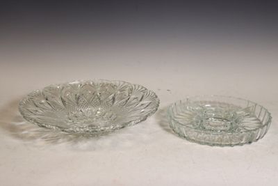 Lot de deux plats de service en cristal dont un avec 4 compa…