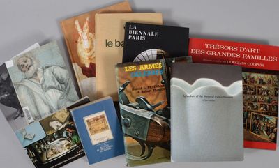 plusieurs livres sont empilés sur une table