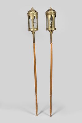 paire de bougeoirs anciens en laiton avec des poignées en bois