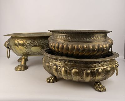 TROIS BRAZÉROS en cuivre repoussé à décor de godrons, frises végétales - Photo 1