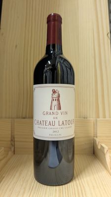 une bouteille de vin rouge posée sur une étagère en bois
