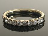 gros plan d'une bague en diamant sur une surface réfléchissante