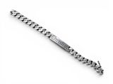 gros plan d'un bracelet en argent sur fond blanc