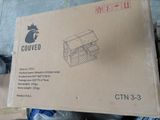 une boîte en carton avec l'image d'un chat à l'intérieur