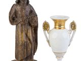 une statue représentant un homme tenant un vase, à côté d'une statue représentant un homme
