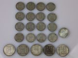 un lot de pièces de monnaie posées sur une table