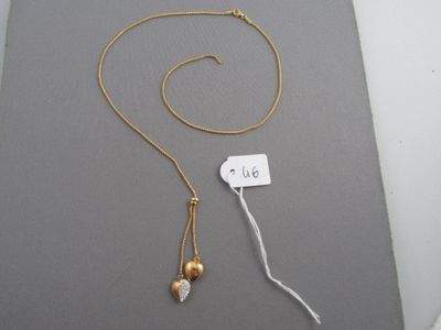 collier plaqué or avec une boule en or et un cordon blanc