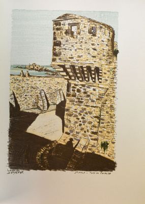 une photo d'une photo d'un bâtiment sur la plage