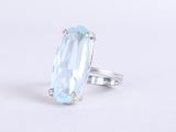Gros plan sur une bague ornée d'une topaze bleue