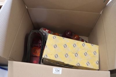 une boîte en carton contenant de nombreux objets