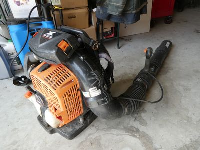 une photo d'un ventilateur et d'un ventilateur dans un garage