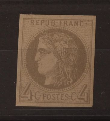 un vieux timbre sur lequel figure le visage d'une femme
