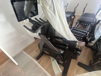 Il y a de nombreux types de vélos d'appartement dans cette salle.