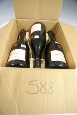 trois bouteilles de vin dans un carton sur une table