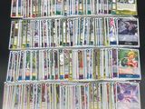 La collection de cartes à collectionner Pokémon est exposée sur une table.