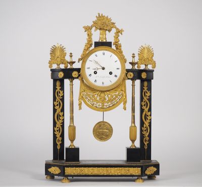 Pendule portique première partie du XIXème en marbre noir et…