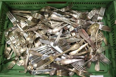 beaucoup d'argenterie dans une caisse verte