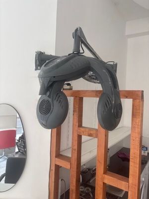une photo d'une chambre avec un lit et un miroir