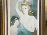 tableau représentant une femme en robe bleue avec une fleur dans les cheveux