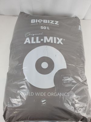 un sac de « All Mix » par terre