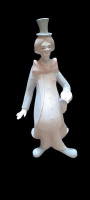 une figurine représentant une femme coiffée d'un haut-de-forme
