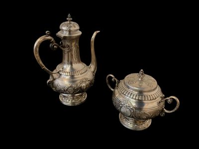paire de théières anciennes en argent sur fond noir, avec un fond noir