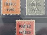 quatre timbres différents exposés dans une vitrine