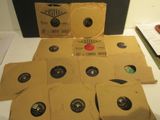beaucoup de disques dans une boîte en carton posée sur une table