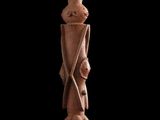 une image représentant une sculpture en bois d'un homme tenant une lance