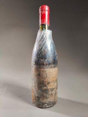 une bouteille de vin emballée dans du plastique, posée sur une table