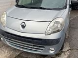 une petite voiture argentée garée sur le bord de la route