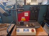 une machine posée sur une table dans une pièce