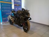 un motocycle garé à l'intérieur d'un bâtiment