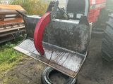 un tracteur muni d'une poignée rouge à l'arrière