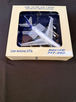 une boîte contenant un modèle réduit d'avion, posée sur une table