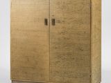 une image représentant une armoire en bois à deux portes, dont l'une est ouverte