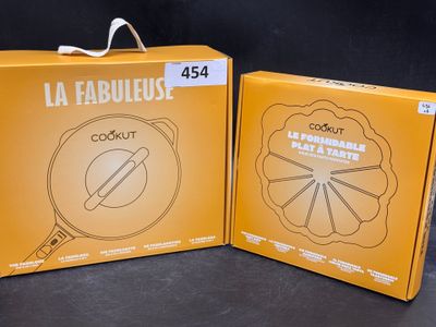 deux boîtes de nourriture posées l'une à côté de l'autre sur une table
