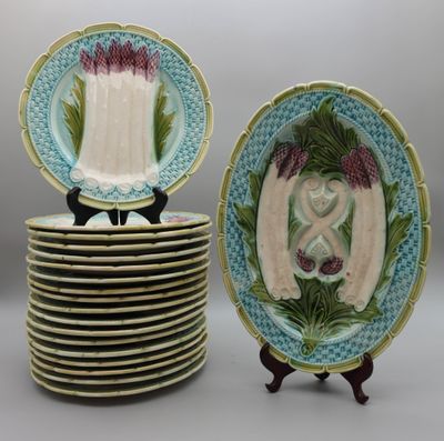 plusieurs assiettes sont empilées sur une table