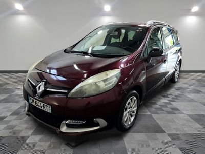 une photo d'une voiture bordeaux garée dans un garage