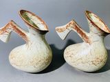 deux vases posés sur une table