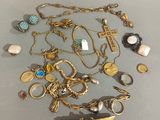 beaucoup de bijoux posés sur la table