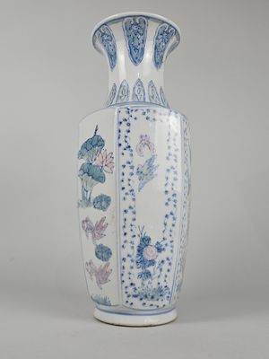 un vase bleu et blanc orné de fleurs et de papillons